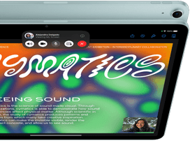 iPad Air, die 12MP Center Stage Kamera zeigt einen Benutzer bei einem FaceTime Anruf. Dahinter die Rückseite eines anderen iPad Air Modells mit der Kamera