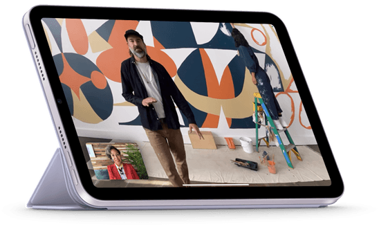 Das iPad mini wird im Querformat gezeigt. Es ist in einer Position, die sich zum Ansehen von Inhalten eignet, an einem Smart Folio befestigt. Das Display zeigt einen FaceTime Anruf mit Folgemodus