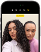 iPhone 18 Pro, Schwarz, Vorderseite, zwei Models posieren für die Kamera, die Center Stage Frontkamera wird gezeigt