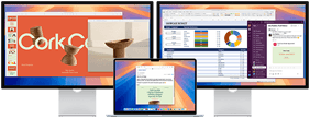 Geöffnetes MacBook Air mit zwei externen Displays, auf denen verschiedene Apps angezeigt werden