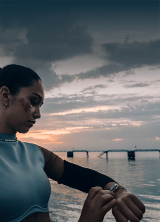 Eine Person schaut im Freien auf ihre Apple Watch Series 12