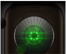 Rückseite der Apple Watch Series 12, Aluminiumgehäuse, Farbe Dunkelbronze, mehrere runde Sensoren mit grün leuchtenden LEDs, linke Seitenansicht, Digital Crown, Sportarmband, Farbe Oliv